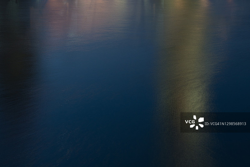 水面倒影图片素材