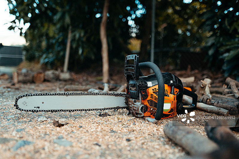 电锯和一堆锯末图片素材