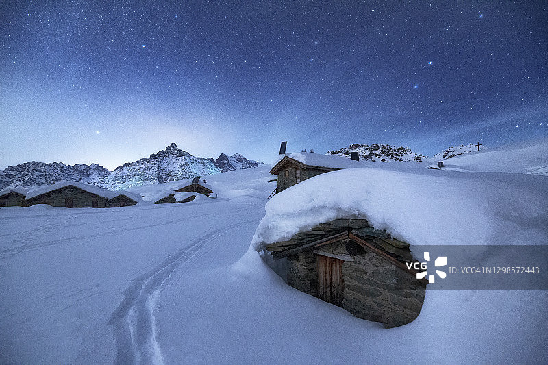 冬夜，被厚雪覆盖的传统高山小屋图片素材