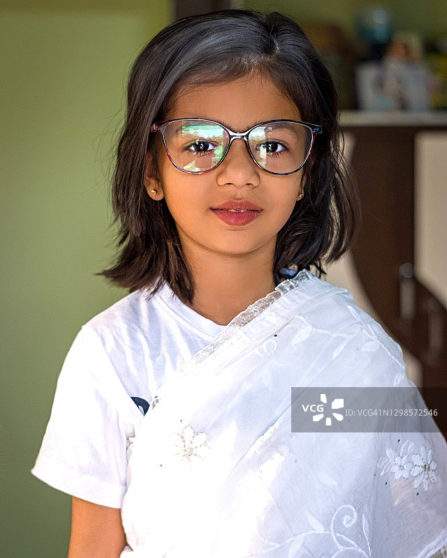 打扮成老妇人的小女孩图片素材