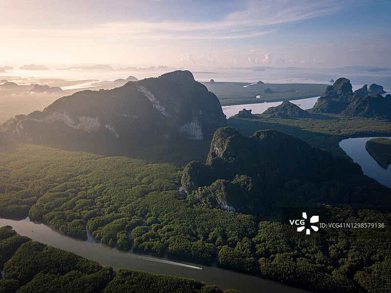 泰国秘境：清晨攀牙湾的鸟瞰图图片素材