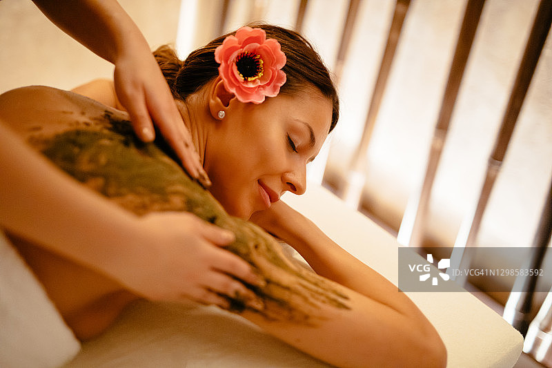 水疗中心的绿色粘土护理图片素材