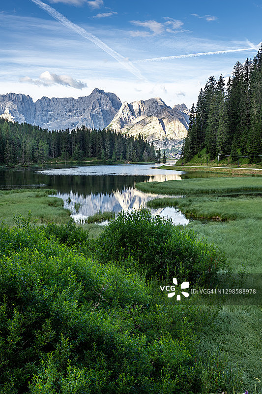 夏季多洛米蒂山的米苏里纳湖图片素材