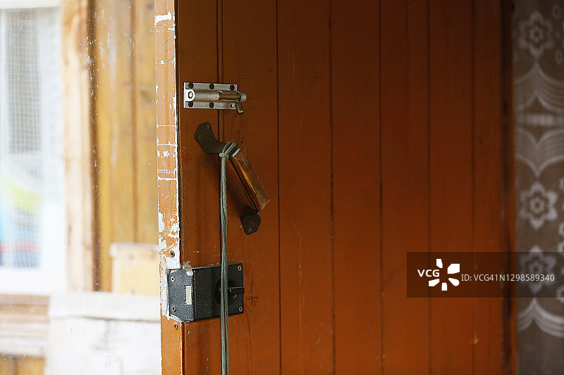 带有锁的开放式复古木门图片素材