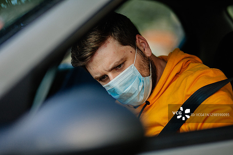 戴防护口罩的司机图片素材