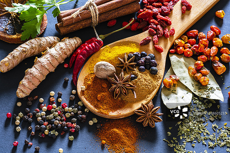 深色桌子上五彩缤纷的香料特写图片素材