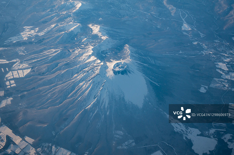 航拍日本岩手县雪景岩手山图片素材