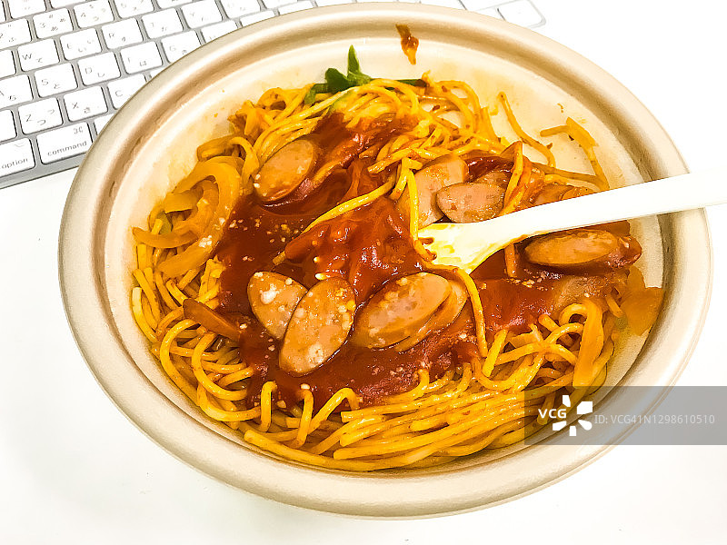 日式西餐：那不勒斯风味番茄酱意大利面图片素材