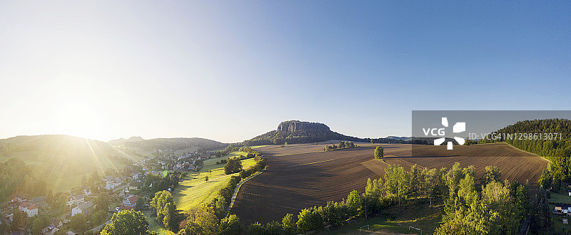 日出时分的乡村景观鸟瞰图图片素材