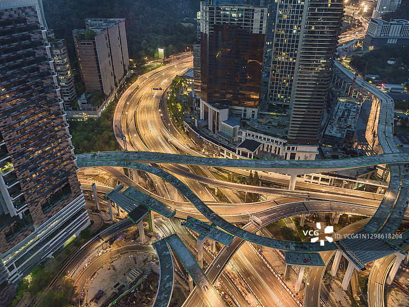 无人机俯瞰夜景城市高架道路桥梁交叉口图片素材