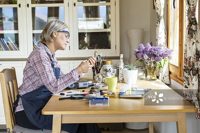 在家制作珠宝的副业图片素材