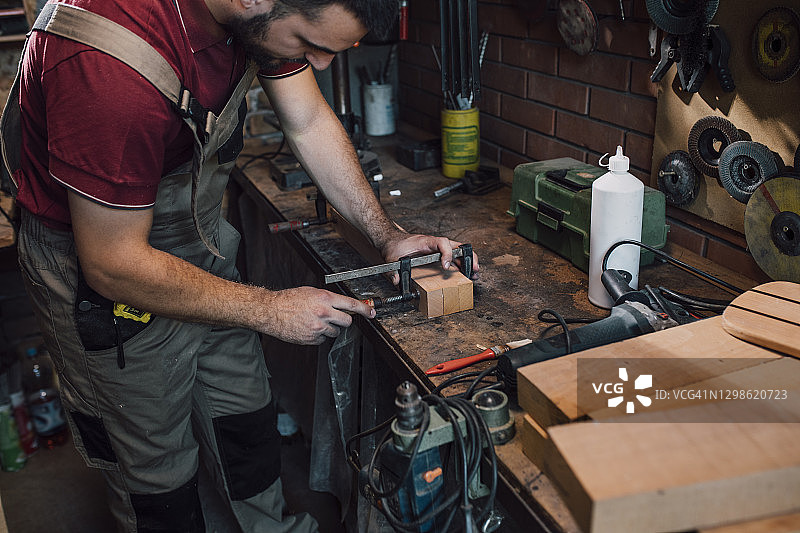 木工车间里制作家具的勤劳工匠图片素材