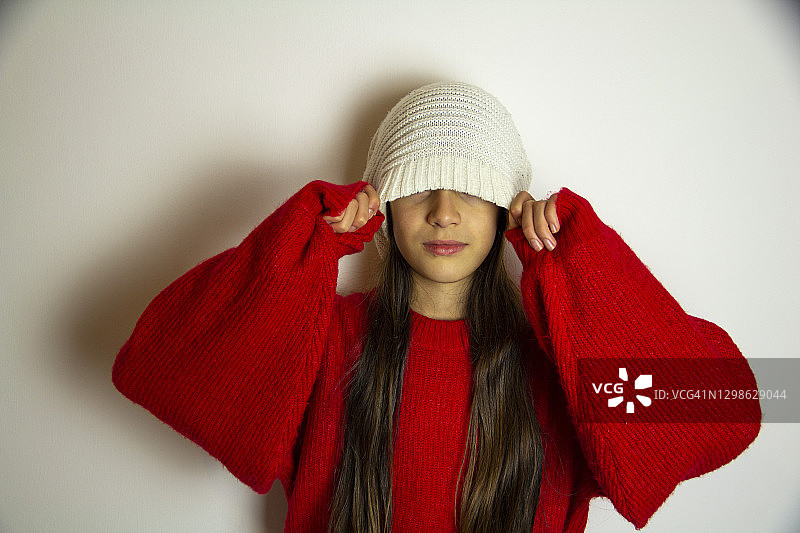 身穿红色衣服的小女孩图片素材