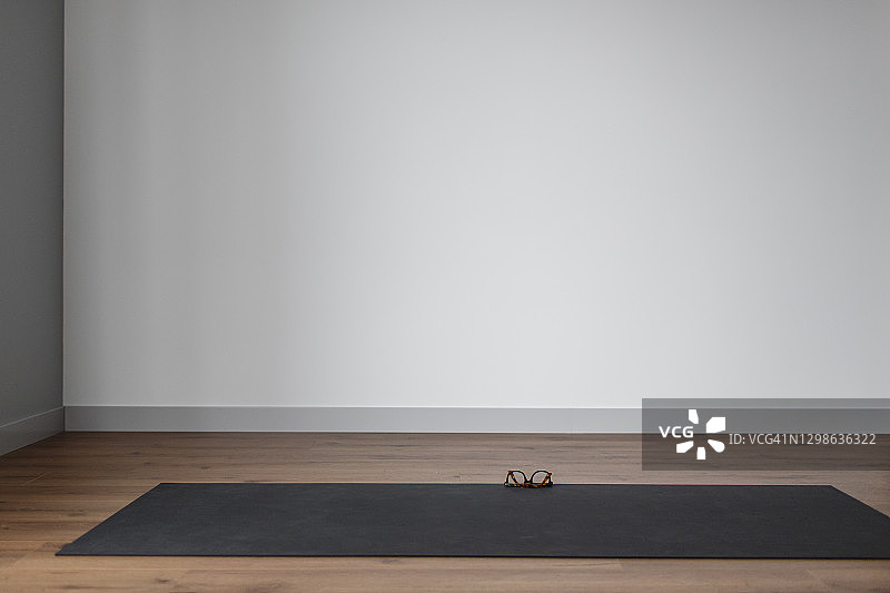 空房间地板上的眼镜图片素材