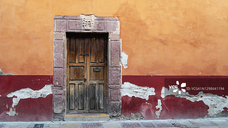 圣米格尔德阿连德，墨西哥，风化墙上的木门图片素材