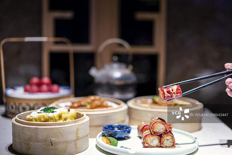 特写变化的点心在一个餐厅图片素材