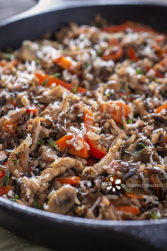 平底锅煮野米饭图片素材