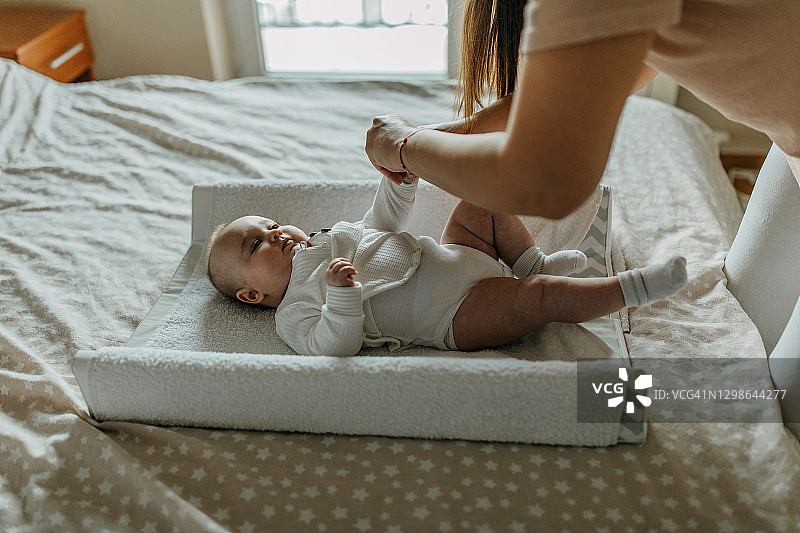 妈妈换尿布图片素材
