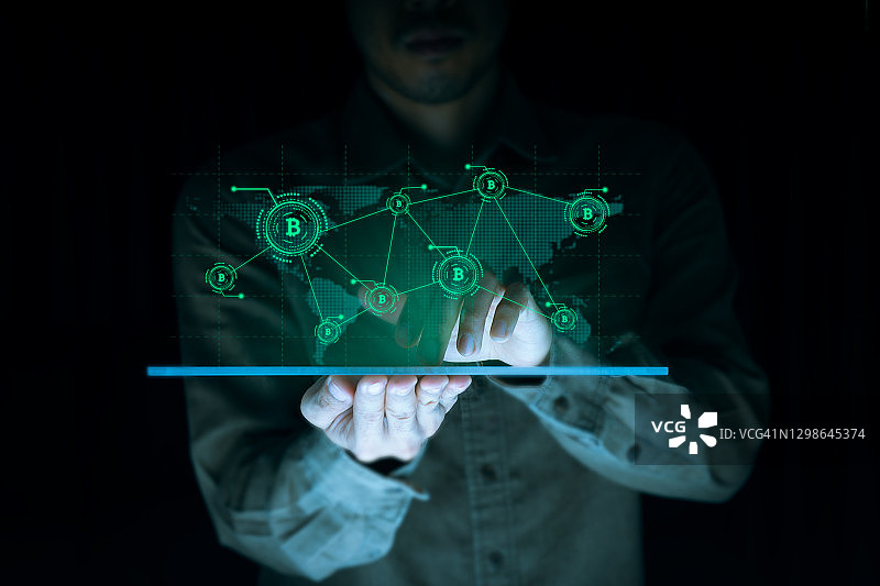 商人展示平板电脑上的虚拟股票全息图图片素材