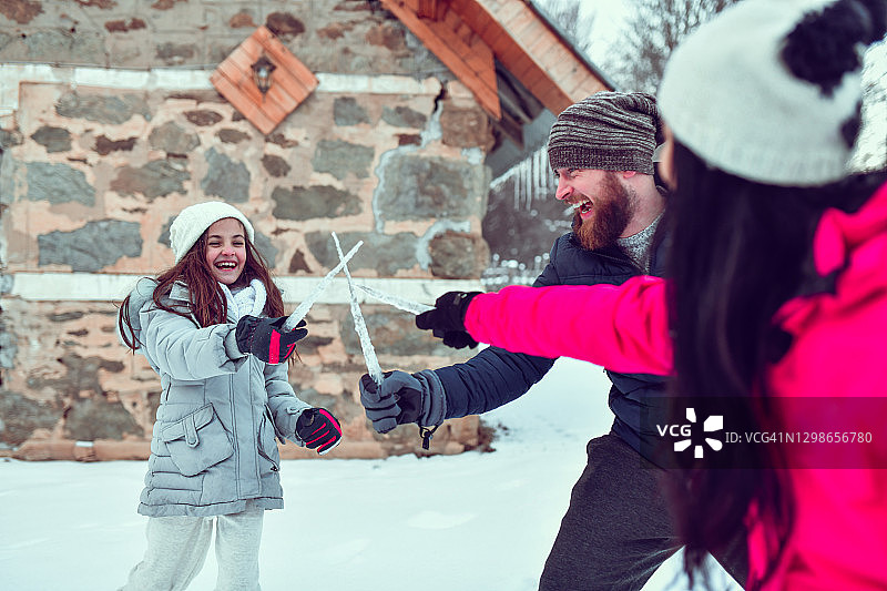 可爱的一家人进行冰柱剑战图片素材