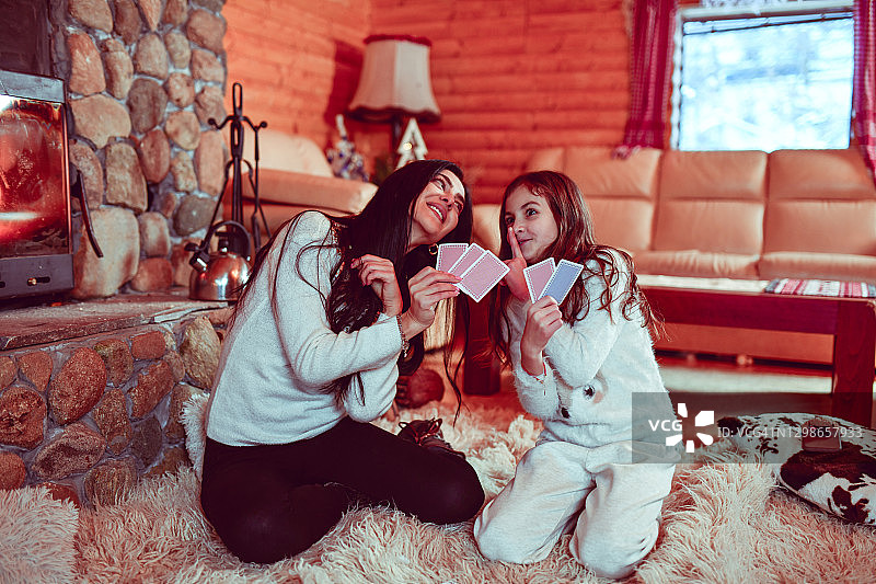 女儿在玩耍时看母亲的卡片图片素材