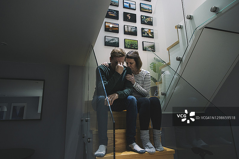 女人安慰沮丧的伴侣图片素材