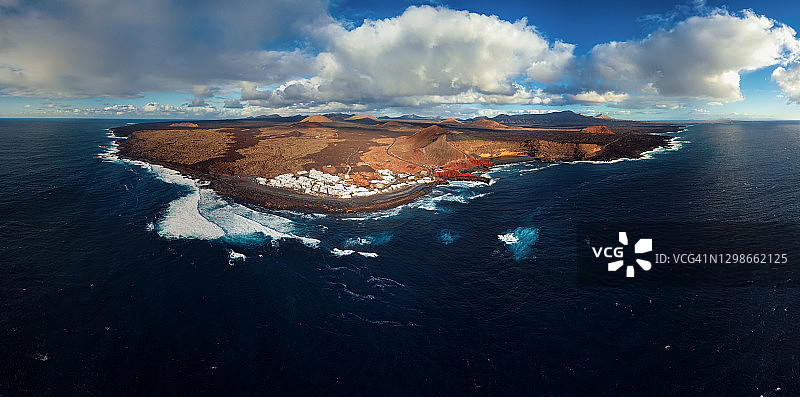 加那利群岛兰萨罗特岛和火山湖埃尔戈尔福的航拍全景图片素材