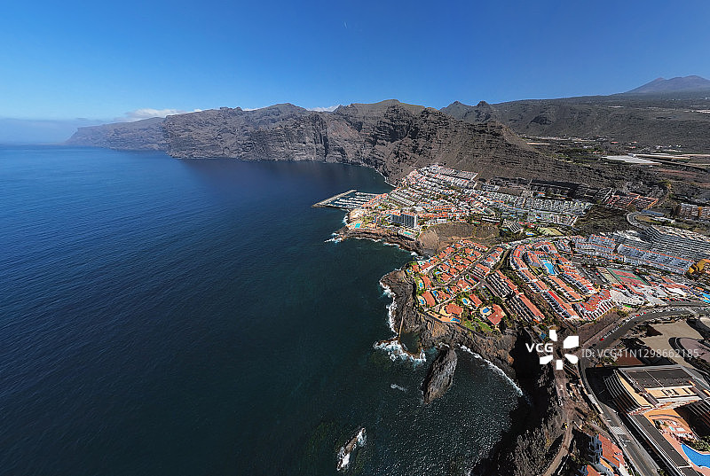 西班牙加那利群岛特内里费岛洛斯吉甘特斯度假村和悬崖鸟瞰全景图片素材
