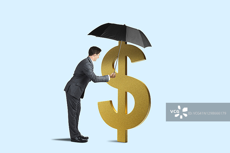 男人撑伞守护美元符号图片素材