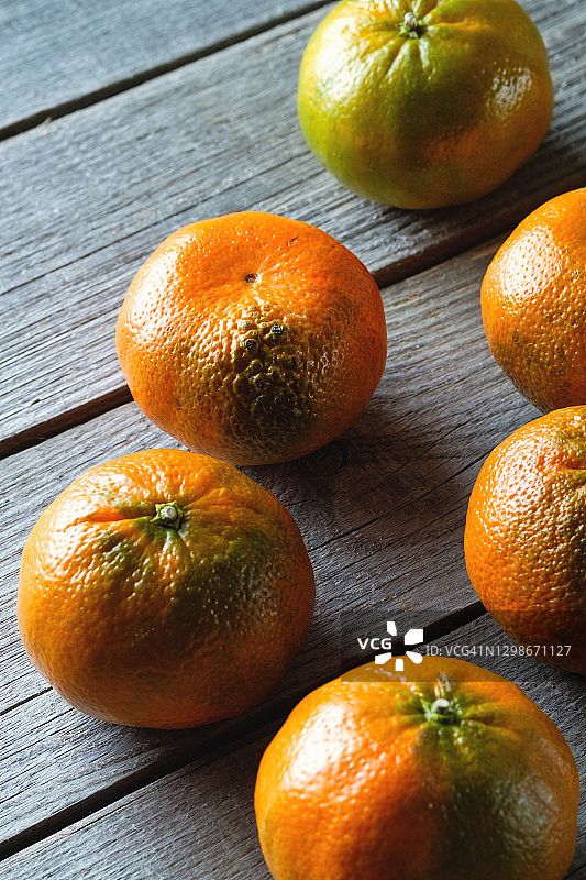 木桌背景上的未成熟的丑橘图片素材