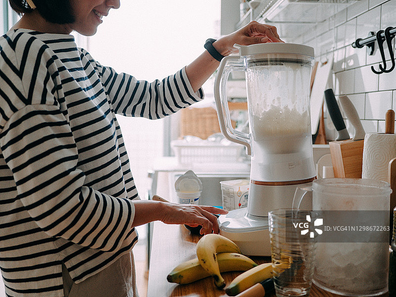 亚洲女人在做冰沙图片素材