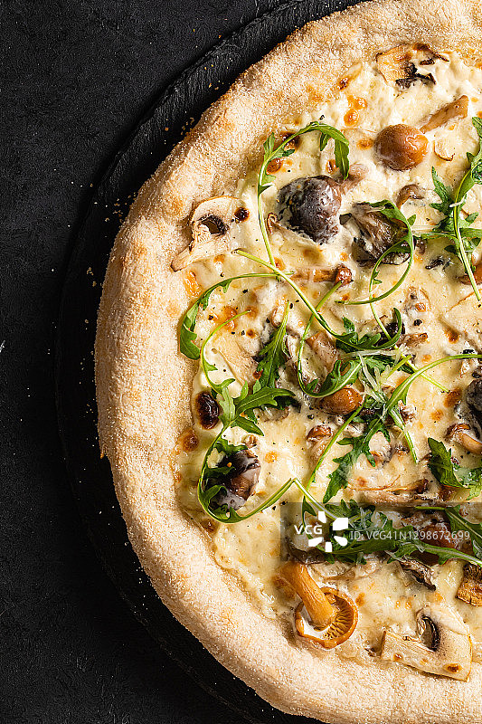 黑色背景上的那不勒斯蘑菇披萨图片素材