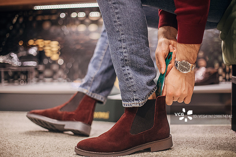 男人在鞋店试穿新鞋图片素材