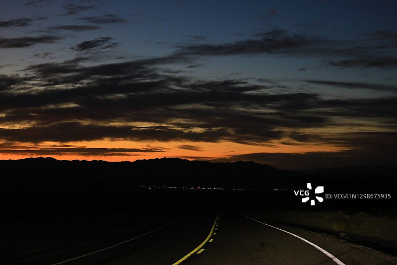 星空下的空旷道路图片素材