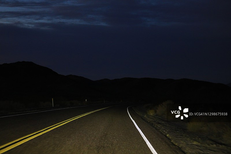 在高速公路上夜间行驶图片素材