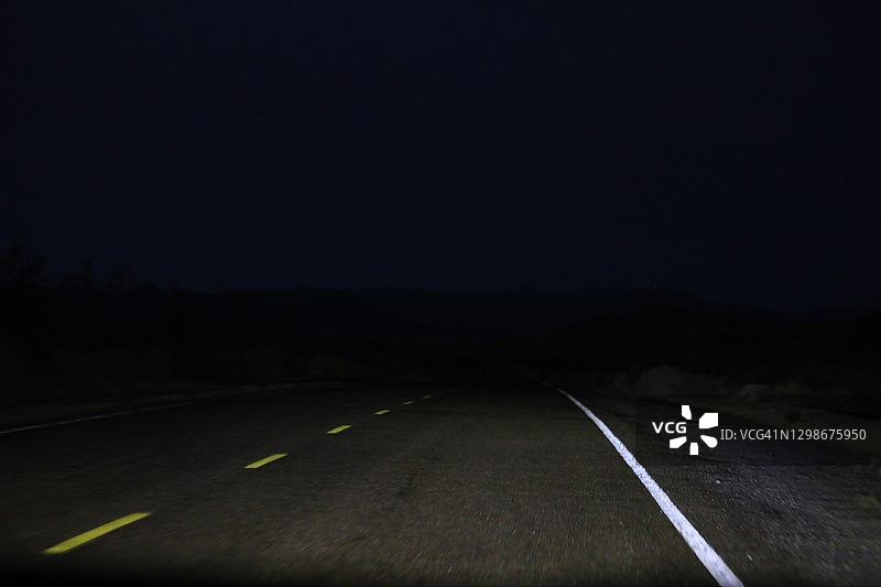 星空下蜿蜒道路上的汽车图片素材