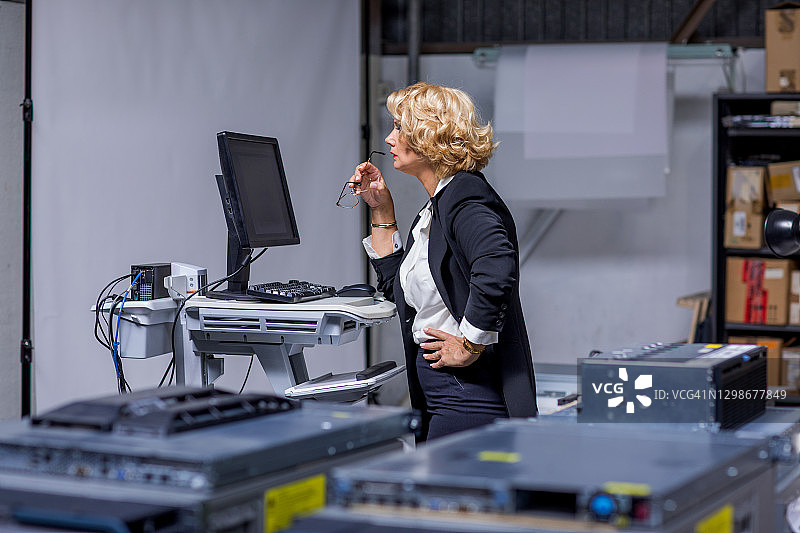 在工作室的女摄影师图片素材