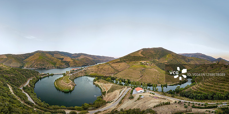 拥有美丽农场的葡萄园景观，葡萄牙杜罗河葡萄酒产区图片素材