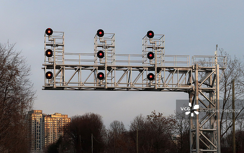 城市铁路轨道上的铁路信号图片素材