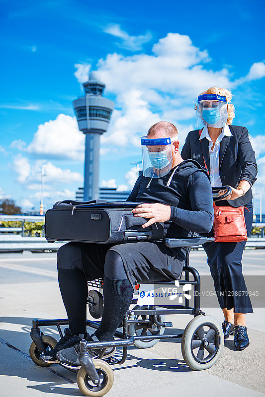 残疾夫妇机场旅行的新冠防护措施图片素材