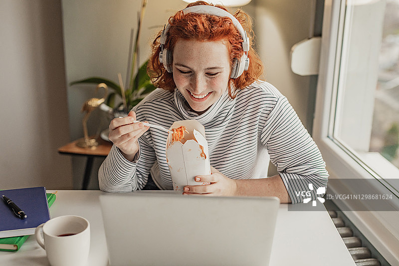 在家工作时享用午休图片素材