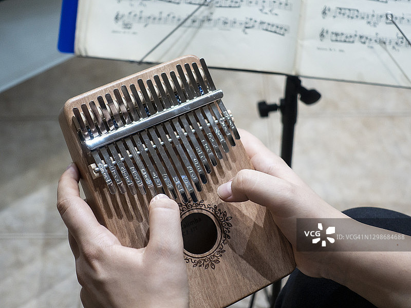 女孩演奏卡林巴琴特写图片素材