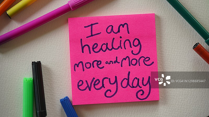 “我每天都在好转”肯定语便条图片素材