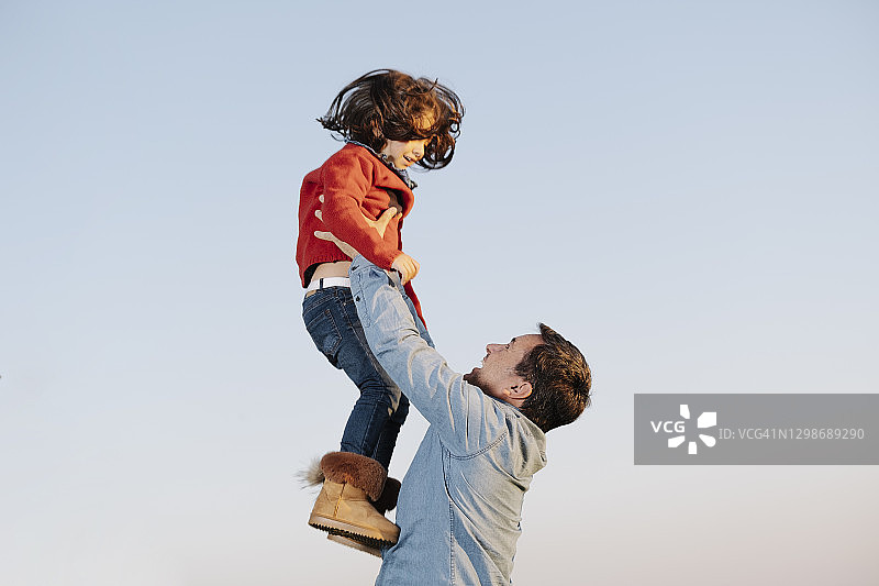 父亲将女儿抛向空中图片素材
