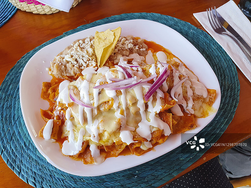 墨西哥传统菜肴：红色奇拉基莱斯图片素材