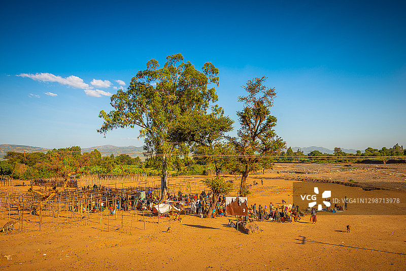 埃塞俄比亚奥莫山谷的喧嚣生活图片素材