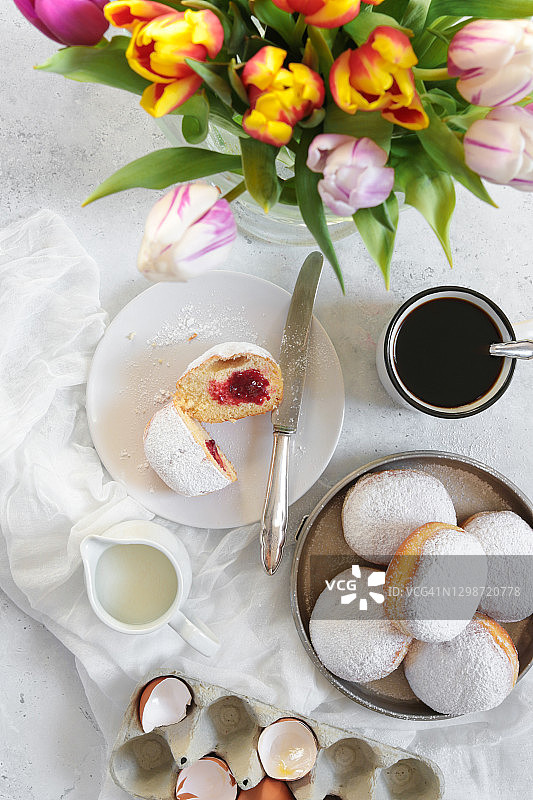 春日咖啡桌上的德式甜甜圈图片素材