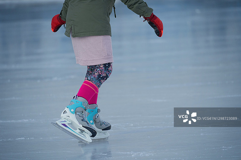 滑冰的女孩图片素材