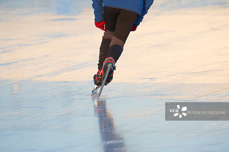 穿着黑色溜冰鞋的男孩在冰上图片素材