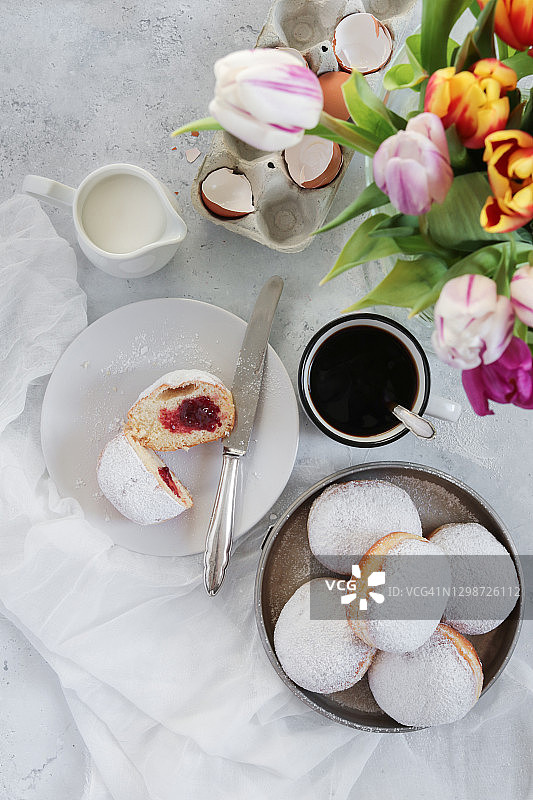 春日咖啡桌上的德式甜甜圈图片素材